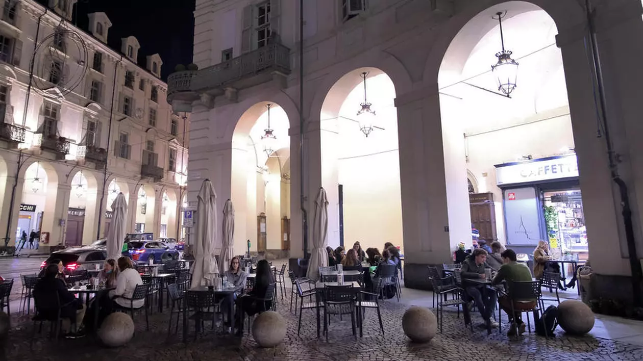 Un barman din Italia a descoperit metoda prin care poate ocoli restricțiile privind ora de închidere a localurilor