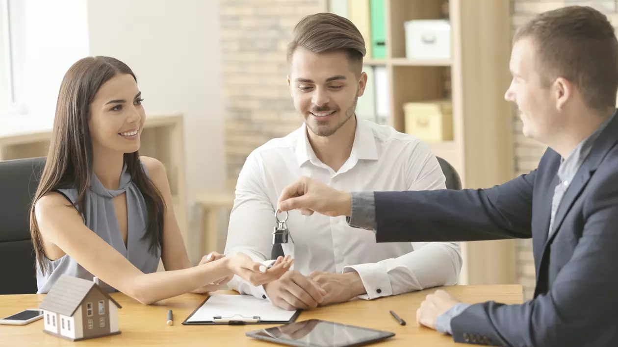 Te-ai săturat să stai cu părinții? Câteva sfaturi esențiale dacă vrei să iei credit pentru prima ta casă