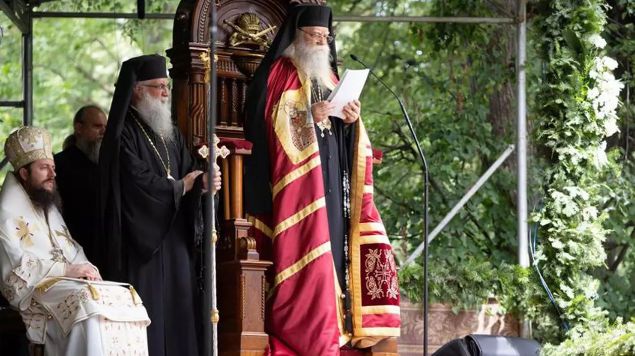 Arhiepiscopia Sucevei scoate moaștele Sf. Ioan cel Nou pe străzi. „Cei care credem în Dumnezeu ne rugăm să ridice această molimă”