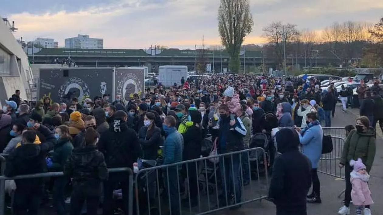 Alegeri prezidențiale în R. Moldova | Prezență masivă la urne, ciocniri cu mascații în țară și protest în diaspora: ”Vrem să votăm!”