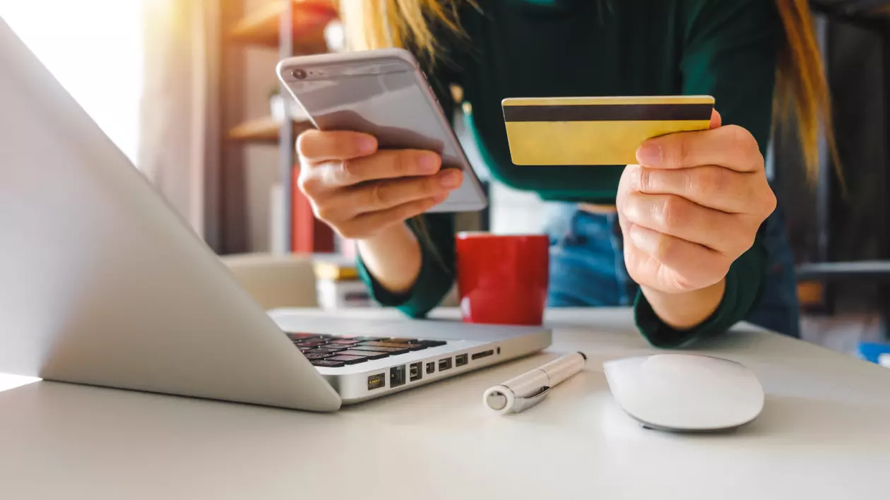 Cum să folosești cardul de credit și descoperitul de cont fără să te afunzi în datorii. Sfaturi utile ca să rămâi pe plus