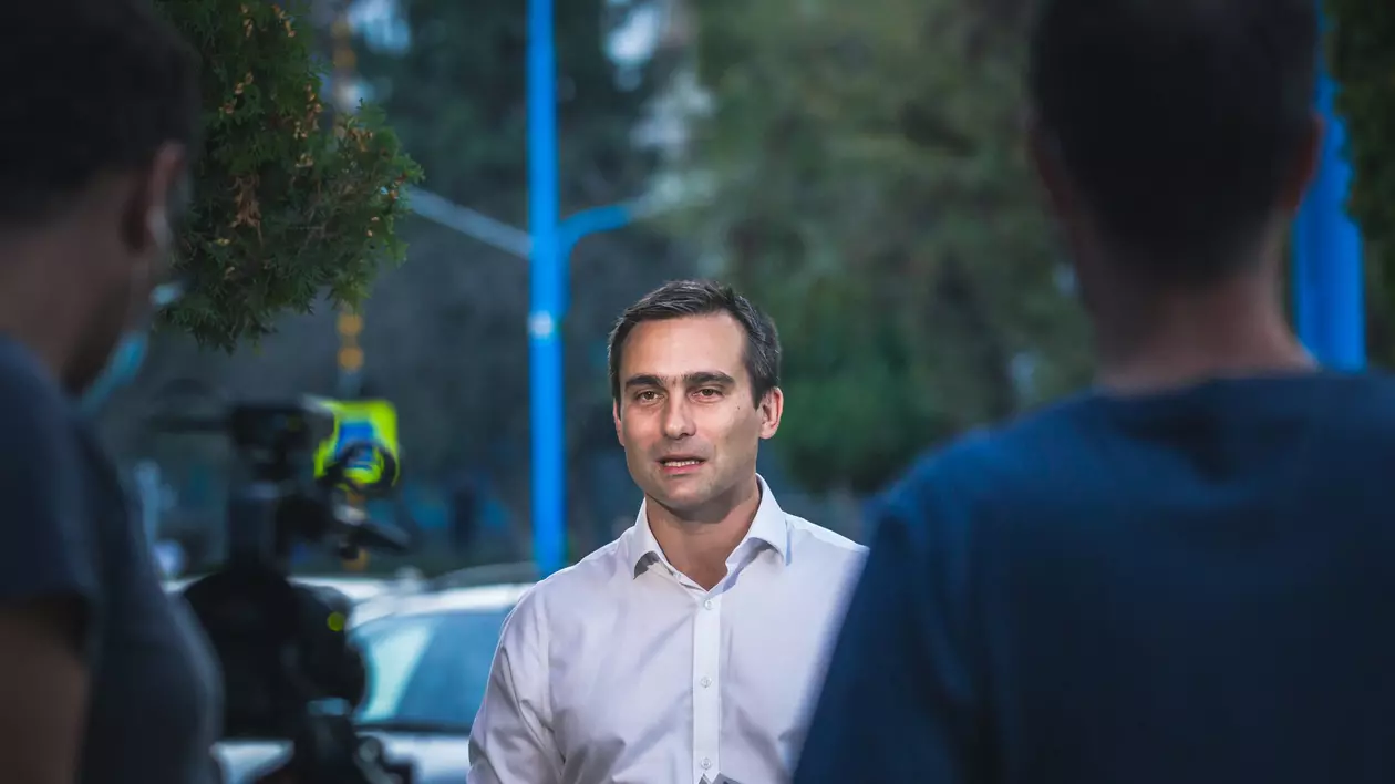 Primarul Brașovului, acuzat că a mințit în CV. Profesor universitar: “Cum să spui că eşti absolvent când ai fost exmatriculat?”