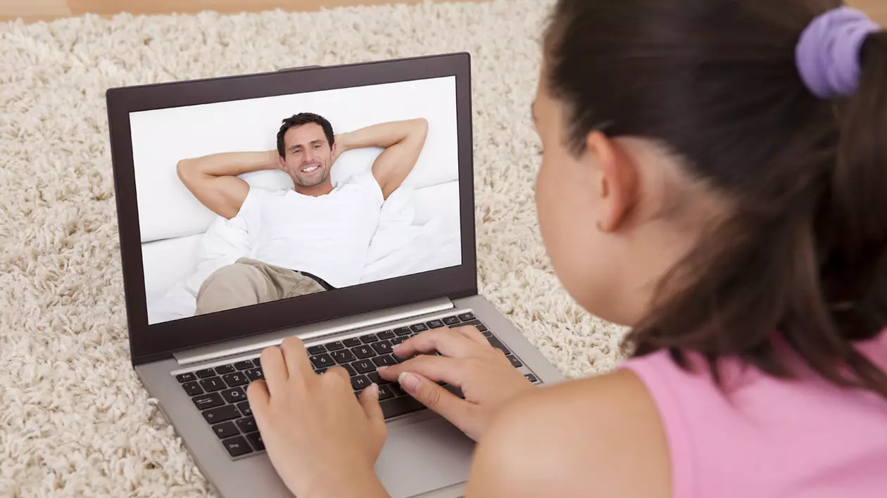 IN A RELATIONSHIP | “Și-a căutat-o cu lumânarea”. Odată cu pandemia și viața sexuală s-a mutat în online. Care sunt riscurile la care sunt expuși tinerii?