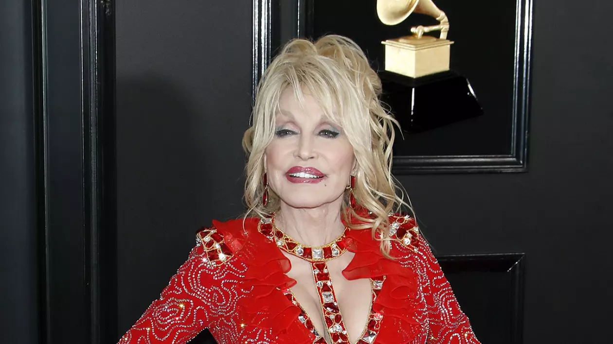 Dolly Parton a primit premiul Bezos de 100 de milioane de dolari. Partenera miliardarului: „Abia așteptăm să vedem tot binele pe care îl vei face cu acest premiu"