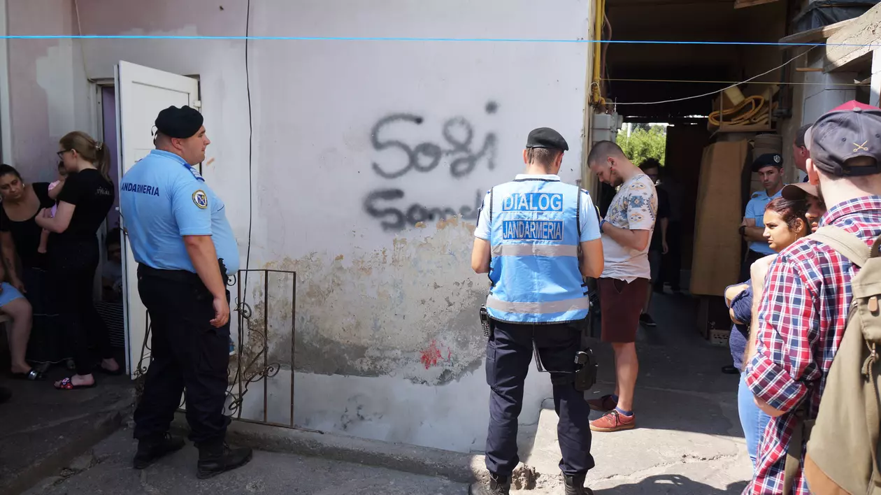 Iunie 2018. Evacuarea unui beci în proprietatea primăriei Cluj-Napoca, în care familia Lăcătuș a locuit timp de 20 de ani, din lipsa altor opțiuni și fără niciun sprijin. În jur deja creșteau blocurile noilor dezvoltări imobiliare