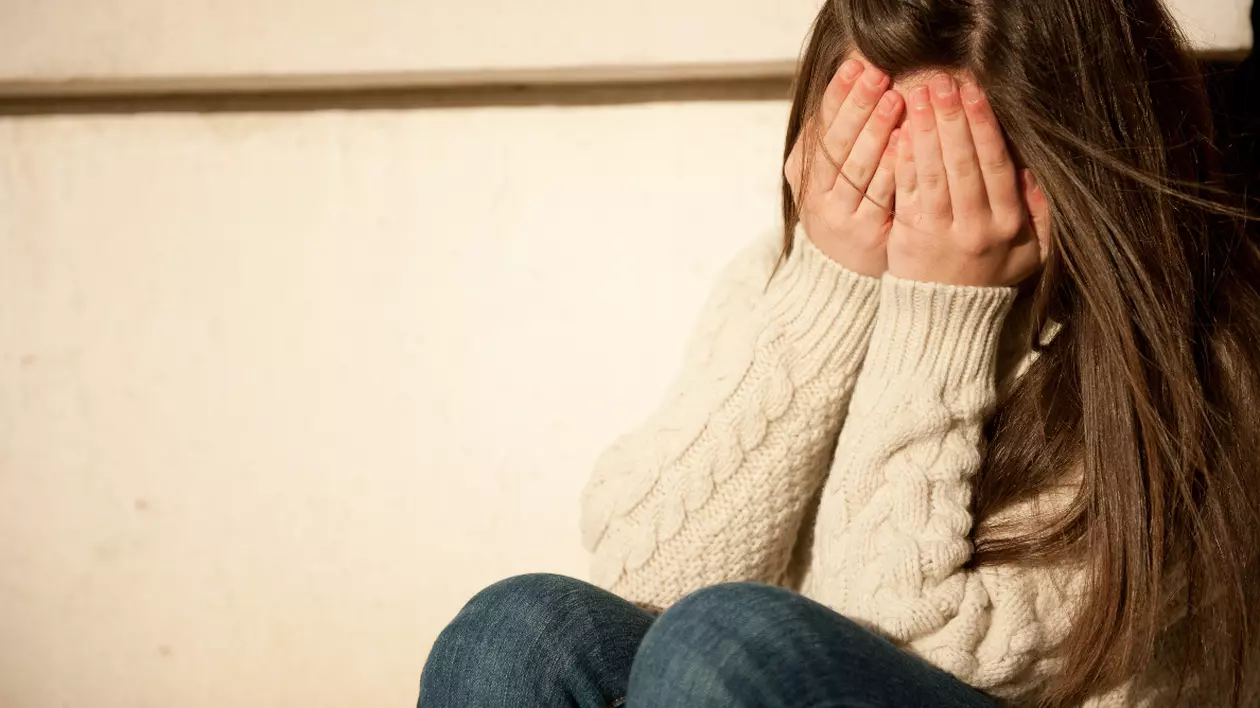 Fetiță agresată sexual de tatăl vitreg, care îi punea somnifere în lapte. Pentru că mama a râs de ea și nu a crezut-o, a mers singură la Poliție