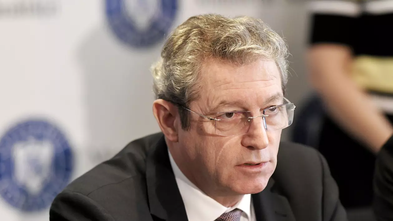 Ce îi sfătuiește Adrian Streinu-Cercel pe români: “Nu vă mai salutați cu pumnul. Este contraindicat”