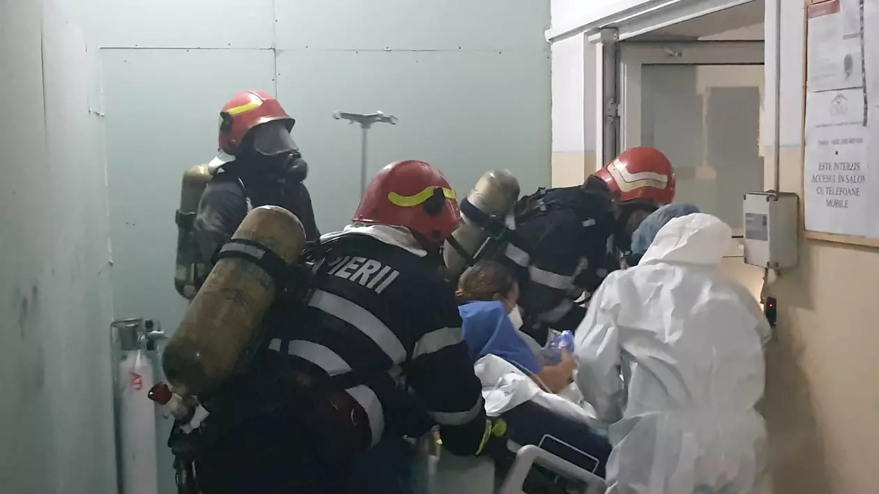 Pompierii care au scos din flăcări bolnavii COVID intubați de la Piatra Neamț, băgați în izolare