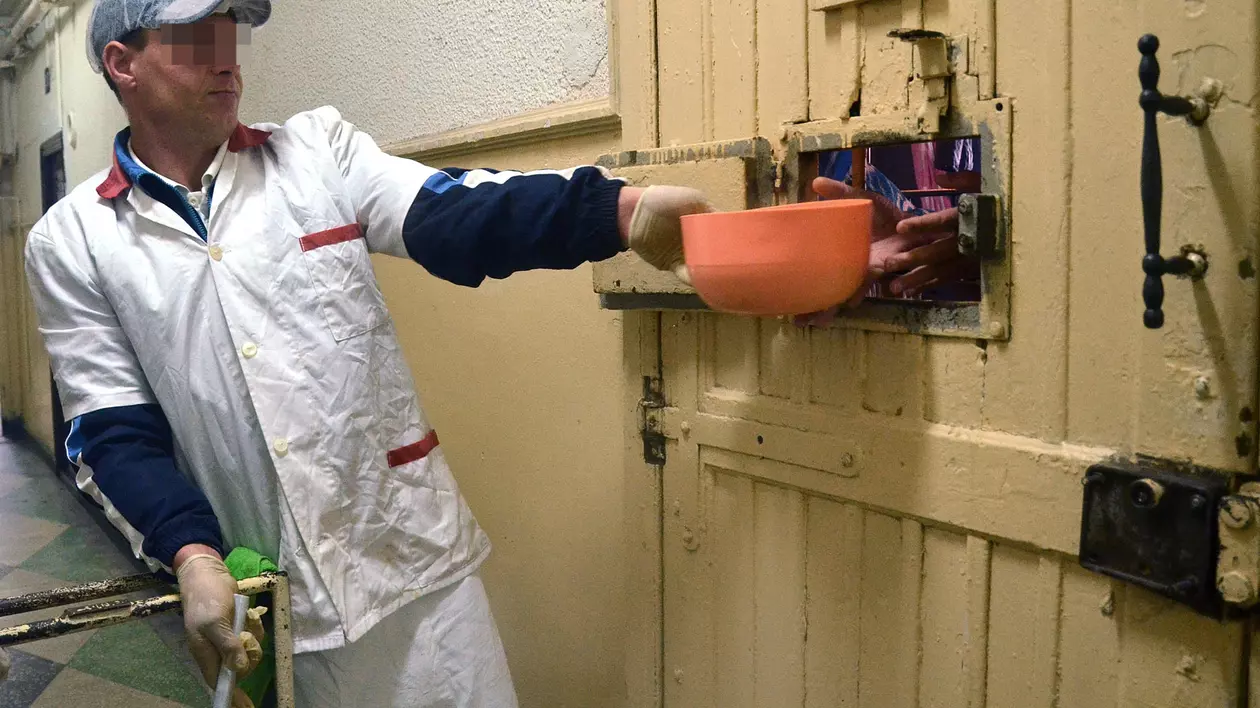 CEDO condamnă România pentru că nu a oferit hrană fără porc unor deţinuţi ce s-au declarat musulmani. Ce despăgubiri trebuie să plătească statul