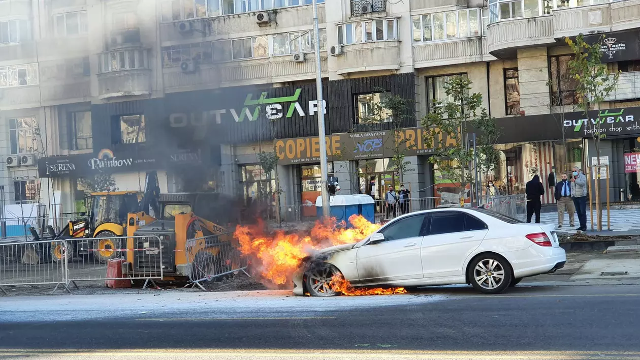 Un Mercedesa luat foc pe bulevardul Decebal din București. Foto: Vlad Chirea
