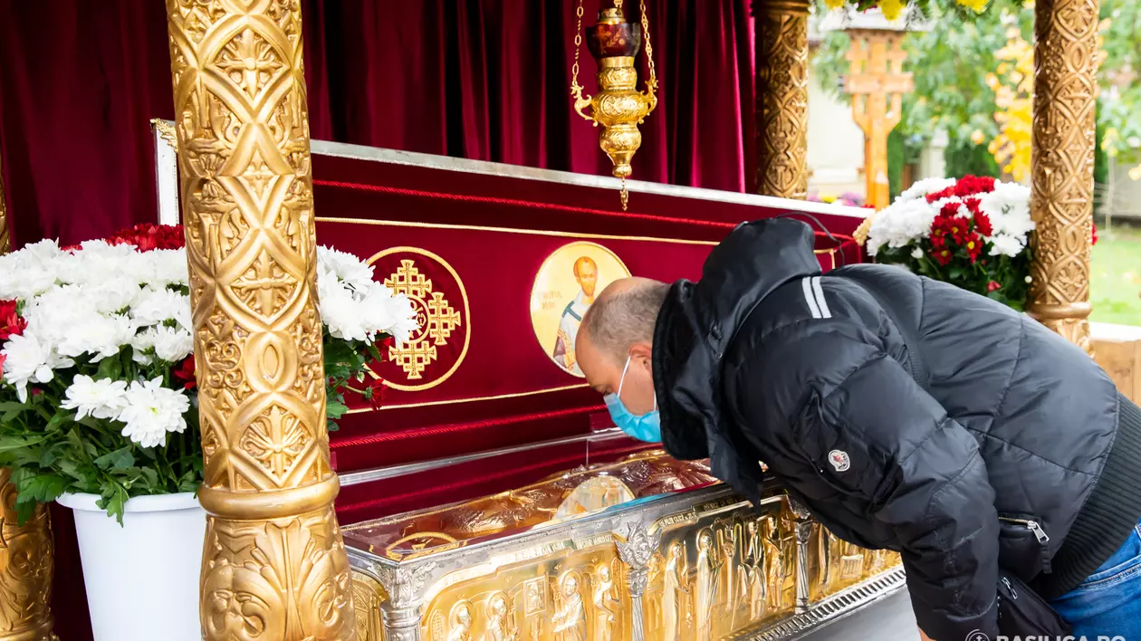 Moaștele Sfântului Ierarh Ioan Gură de Aur, scoase pentru închinare la Catedrala Neamului. Reprezentanții Patriarhiei: Credincioşii sunt deja obişnuiţi să respecte măsurile sanitare