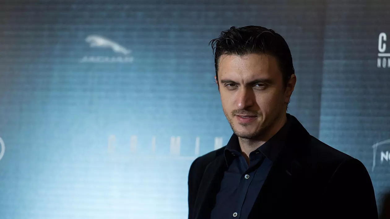 Devenit subiect de controversă între Ministerele Justiției din Italia și România, Dragoș Săvulescu apare într-un scurtmetraj filmat în Los Angeles