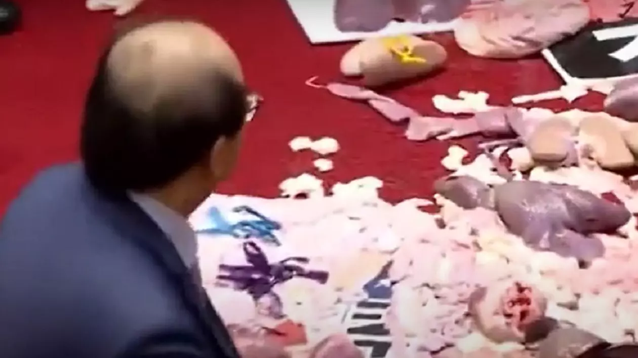 VIDEO | Premierul Taiwanului a fost atacat cu intestine de porc de parlamentarii din opoziție