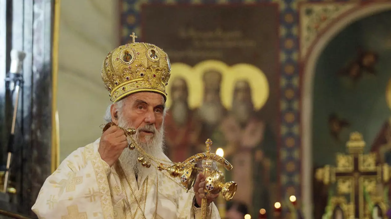 Patriarhul Bisericii Ortodoxe sârbe, mort de COVID la trei săptămâni după ce a oficiat funeraliile cu sicriul deschis ale Mitropolitului Muntenegrului, ucis tot de virus
