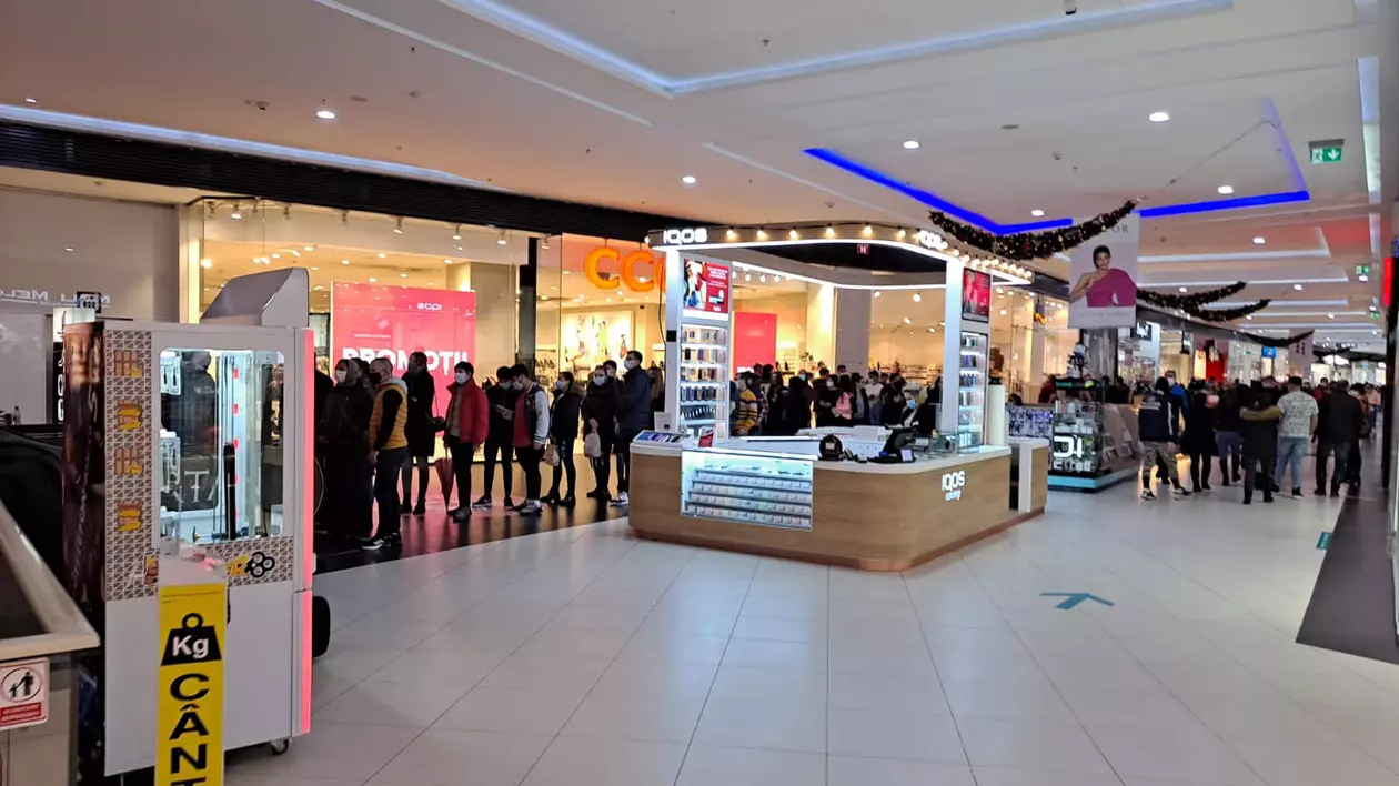 Coadă la mall, în Târgu Jiu. Oamenii au așteptat și o oră să intre în magazine
