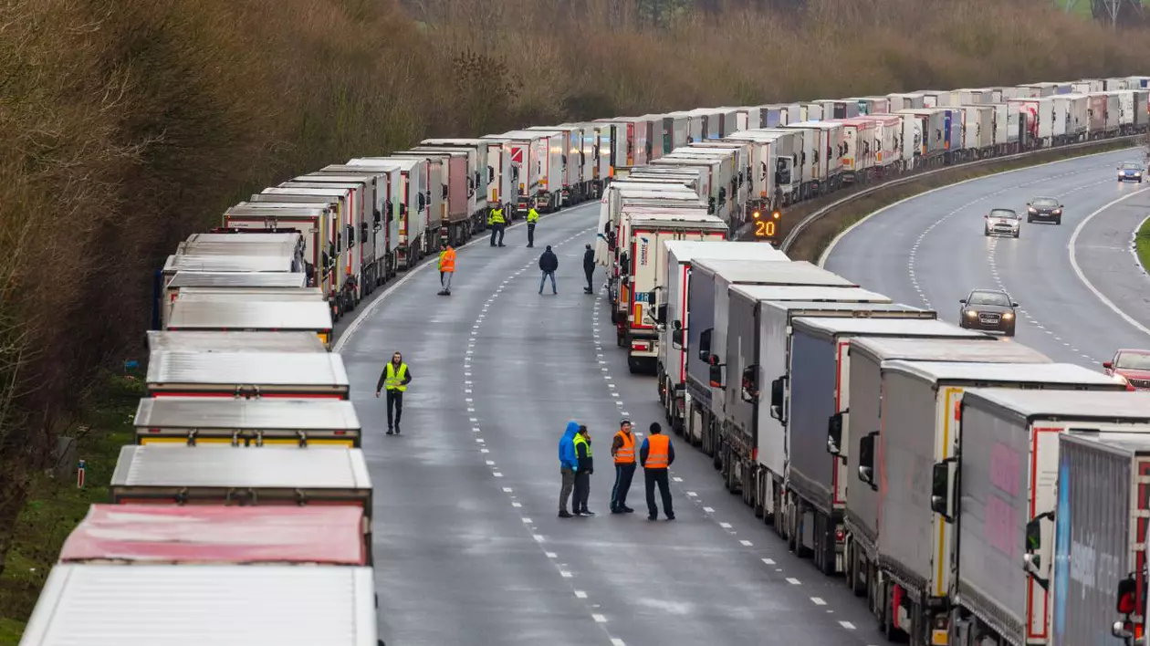 Mii de șoferi, mulți români, și-au petrecut Crăciunul în camioane, blocați în Anglia, așteptând să plece spre casă