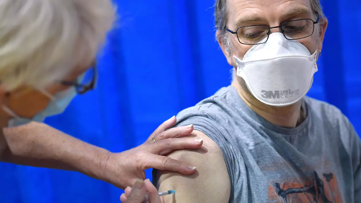 Bancherii și asigurătorii cer Guvernului să introducă în etapa a II-a de vaccinare anti-COVID personalul care lucrează cu publicul