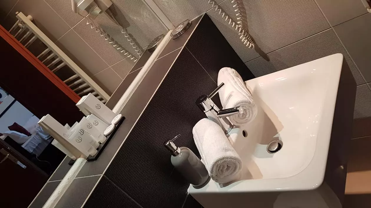 Criza apei calde din Capitală a dat naștere unui nou tip de afacere: rezervare la hotel pentru un duș