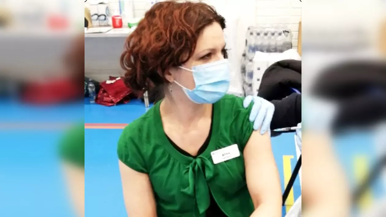 Asistentă română din Irlanda de Nord care s-a vaccinat anti-COVID: „Fac tot ce pot să mă protejez și să îmi protejez copilul”