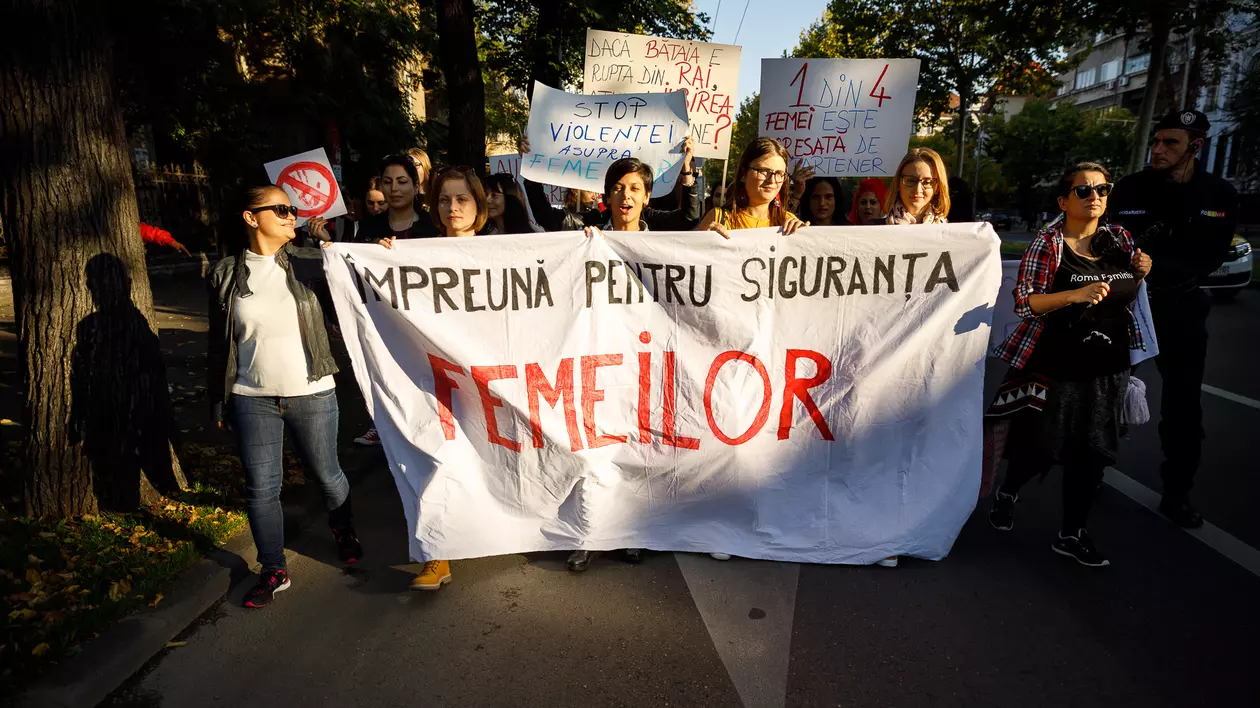 Marș pentru victimele violenței domestice și sexuale în opt orașe din România. „Crește numărul cazurilor: au fost peste 90.000 de intervenții în 2022”