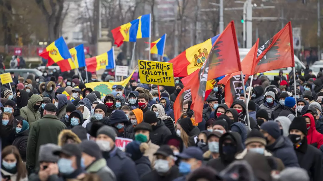 Zeci de mii de oameni au protestat la Chișinău, chemați de Maia Sandu pentru a cere alegeri anticipate