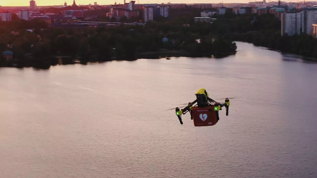 Vodafone și Ericsson au testat livrarea de bunuri esențiale cu ajutorul dronelor conectate la rețeaua de telefonie. Livrarea cu drone peste un lac sau râu