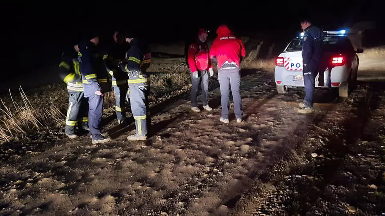 Bărbat rătăcit noaptea prin pădure, găsit de salvamontiștii din Vrancea după șapte ore de căutări. În ce stare l-au descoperit