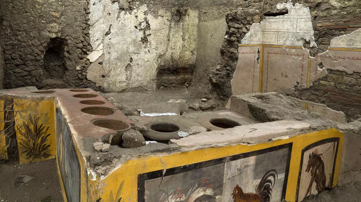 Un thermopolium, „fast-food” antic, a fost descoperit intact la Pompei