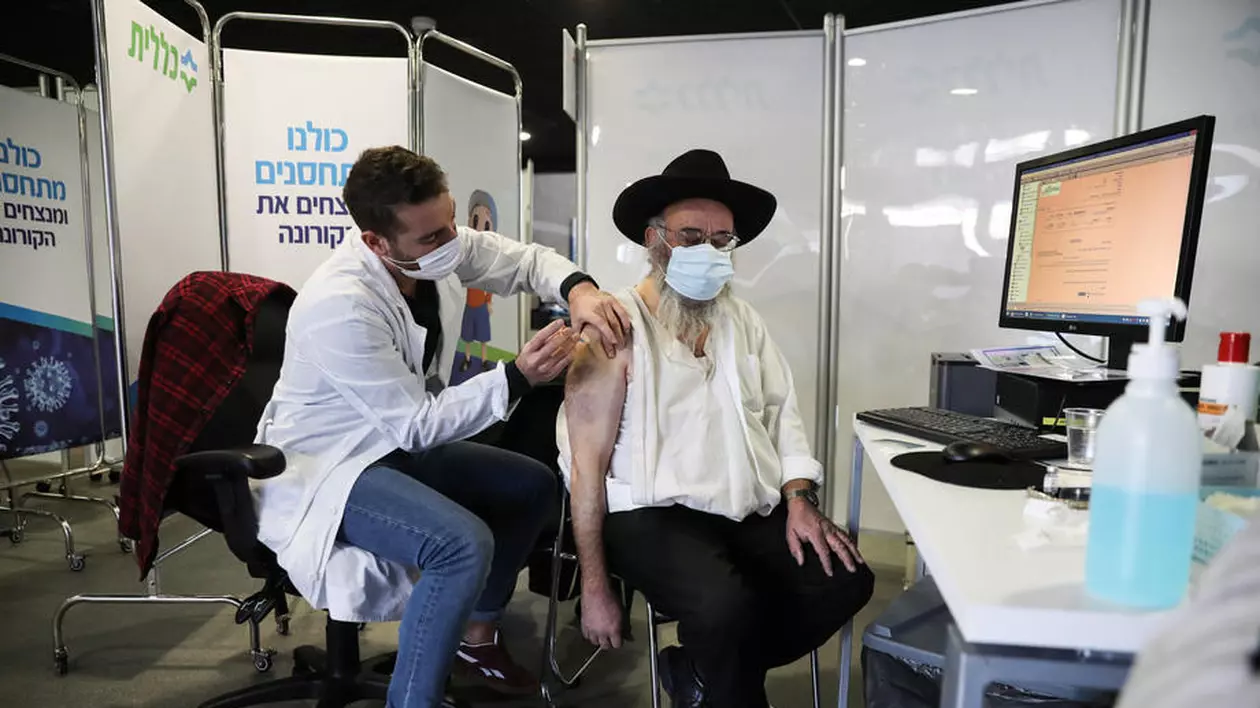 Un ziar israelian acuză Poliția și Mossad că și-a băgat oamenii în față la vaccinare, deși prioritari sunt vârstnicii