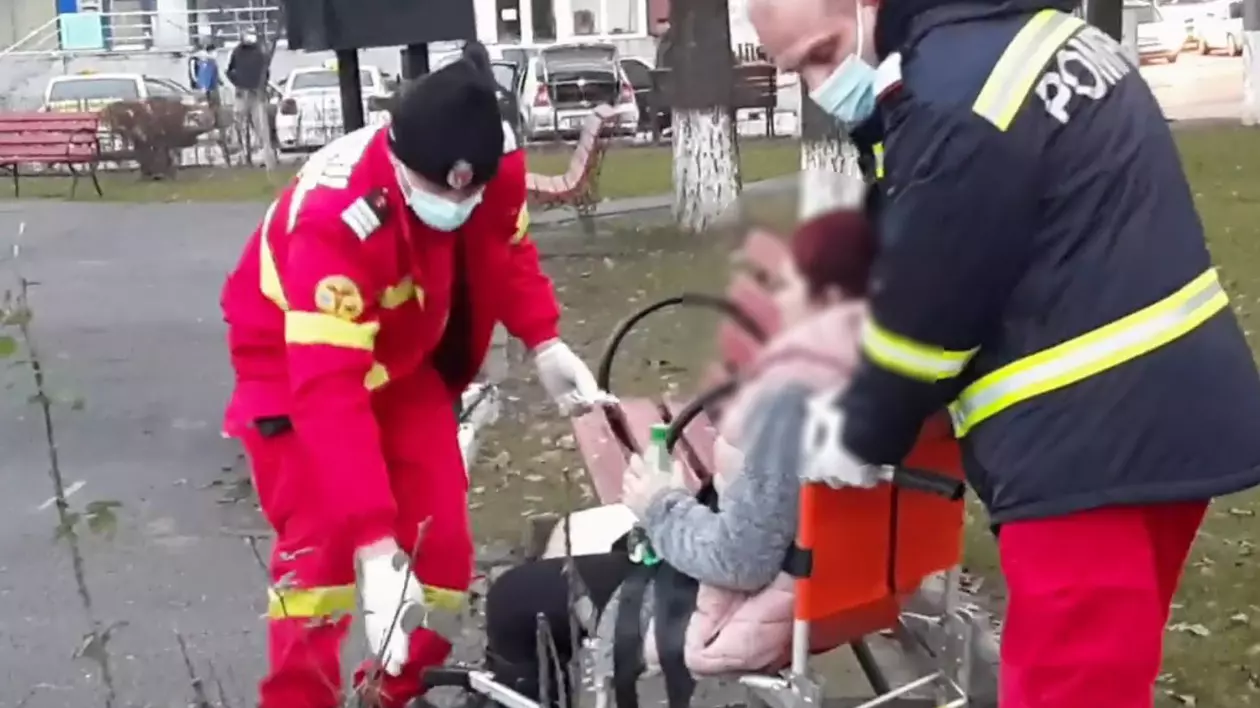 Urmele de sânge, în apropierea băncii pe care stăteau mama și fetița ei