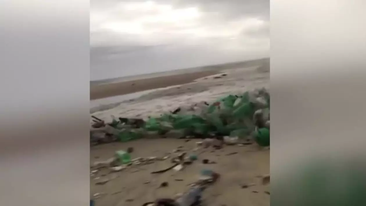 VIDEO | „Valuri de plastic”, pe o plajă din Rio de Janeiro. Mormane de pet-uri s-au revărsat din ocean pe nisip
