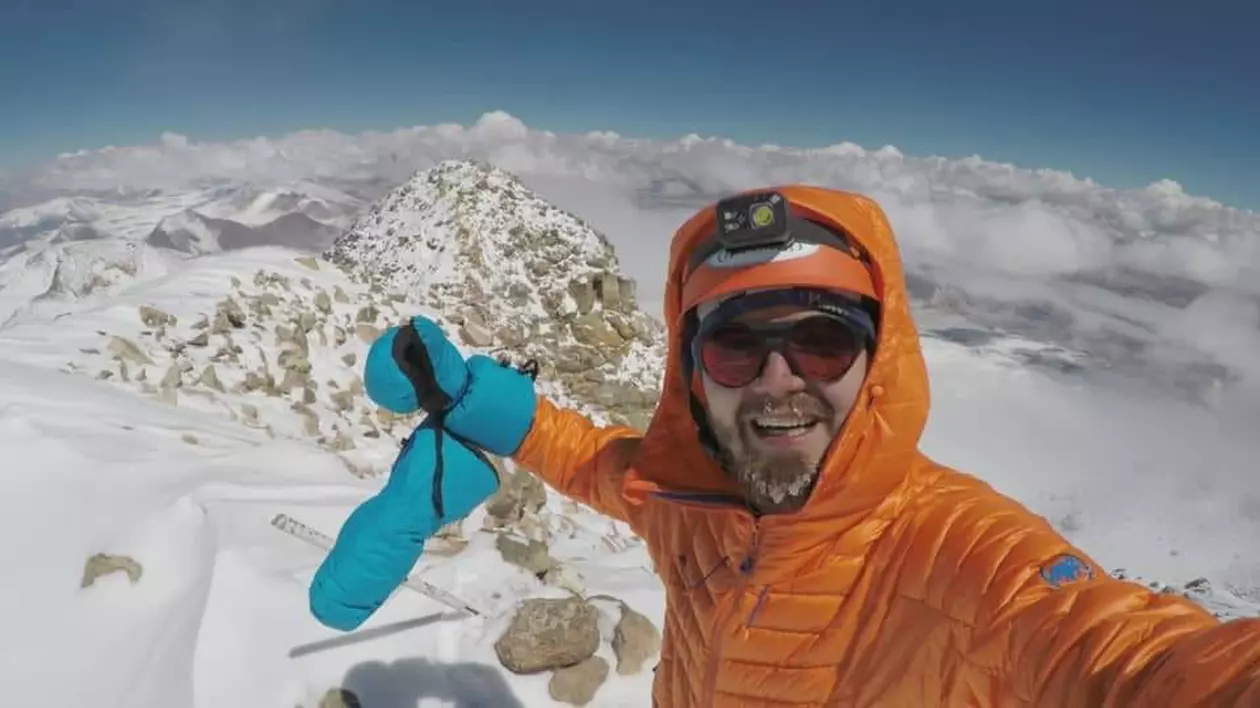 Un tânăr alpinist din Petroşani a reuşit să cucerească cel mai înalt vulcan din lume, situat în Munţii Anzi