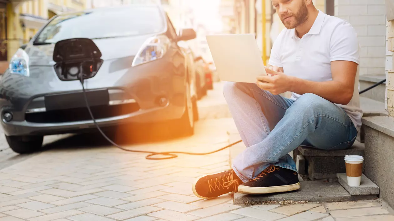 O companie israeliană a inventat bateriile pentru mașinile electrice care se încarcă în cinci minute. „Va fi ca și când ai face plinul cu benzină”