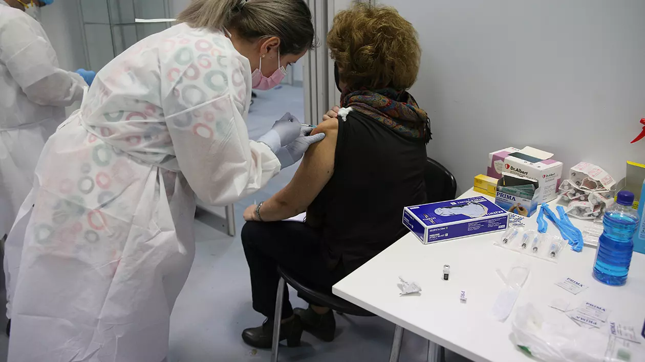 Românii se pot vaccina de luni cu doza a patra de vaccin anti-COVID, la cerere