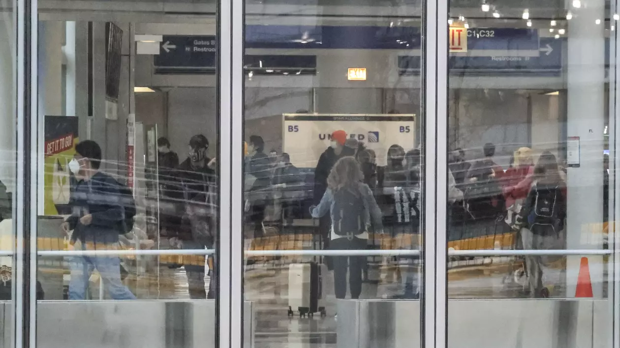 Un bărbat a stat trei luni într-o zonă securizată a aeroportului din Chicago, fără să fie detectat de autorități. A spus că nu a vrut să meargă acasă de teama COVID