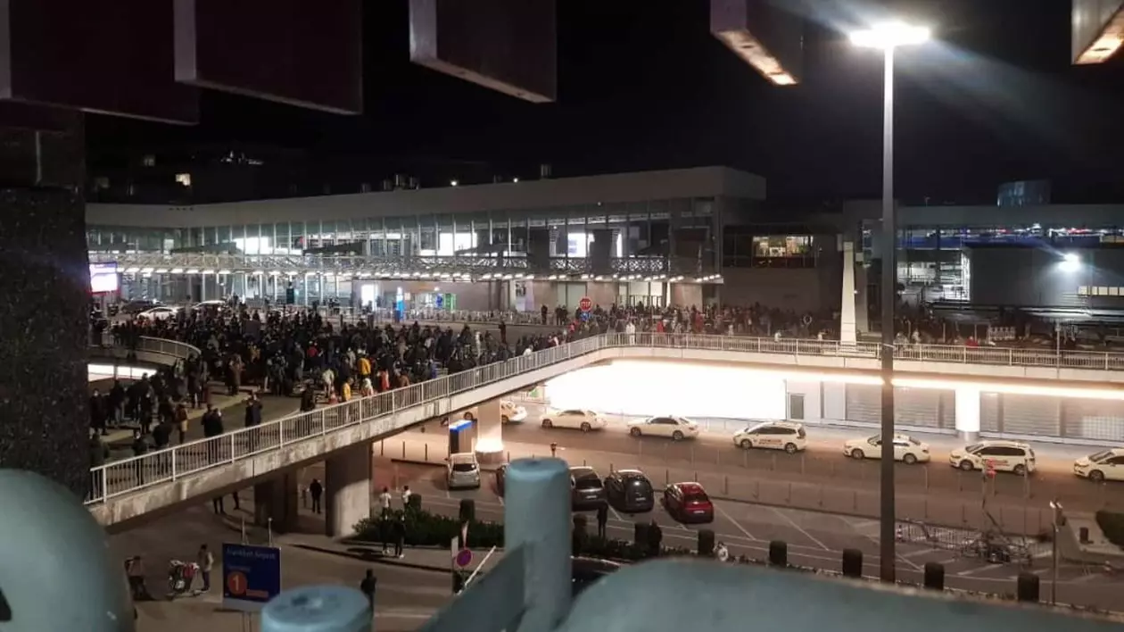Aeroportul din Frankfurt a fost evacuat, după ce o persoană a amenințat că împușcă pe toată lumea
