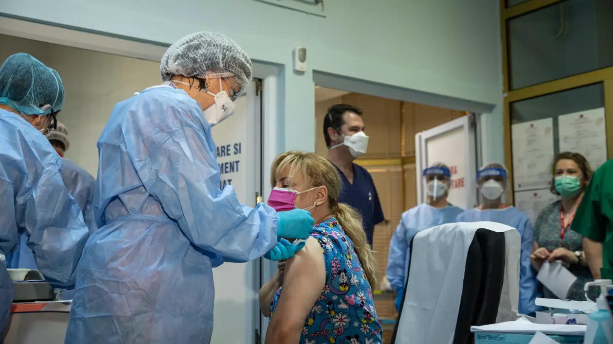 Campania de vaccinare anti-COVID-19 a început la Spitalul Gerota. ”Este o înțepătură banală”