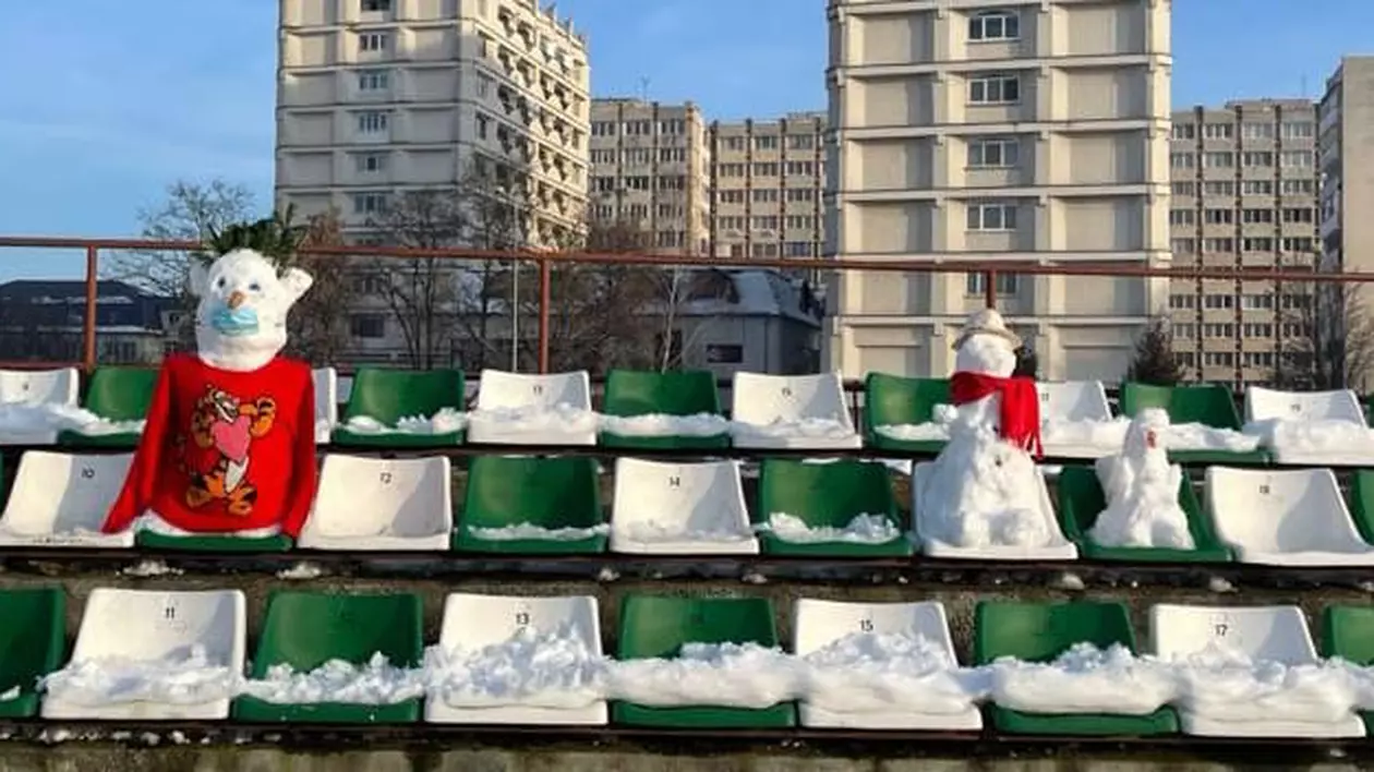 Suporterii echipei Sepsi au început să umple tribunele cu oameni de zăpadă pentru meciul de sâmbătă cu Astra