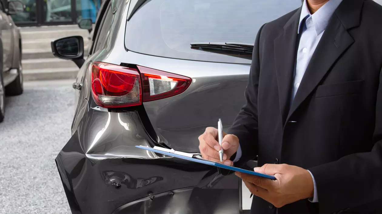 Ce faci dacă îți tamponează mașina un șofer cu „RCA ieftină”. Ghid de supraviețuire pe piața asigurărilor auto