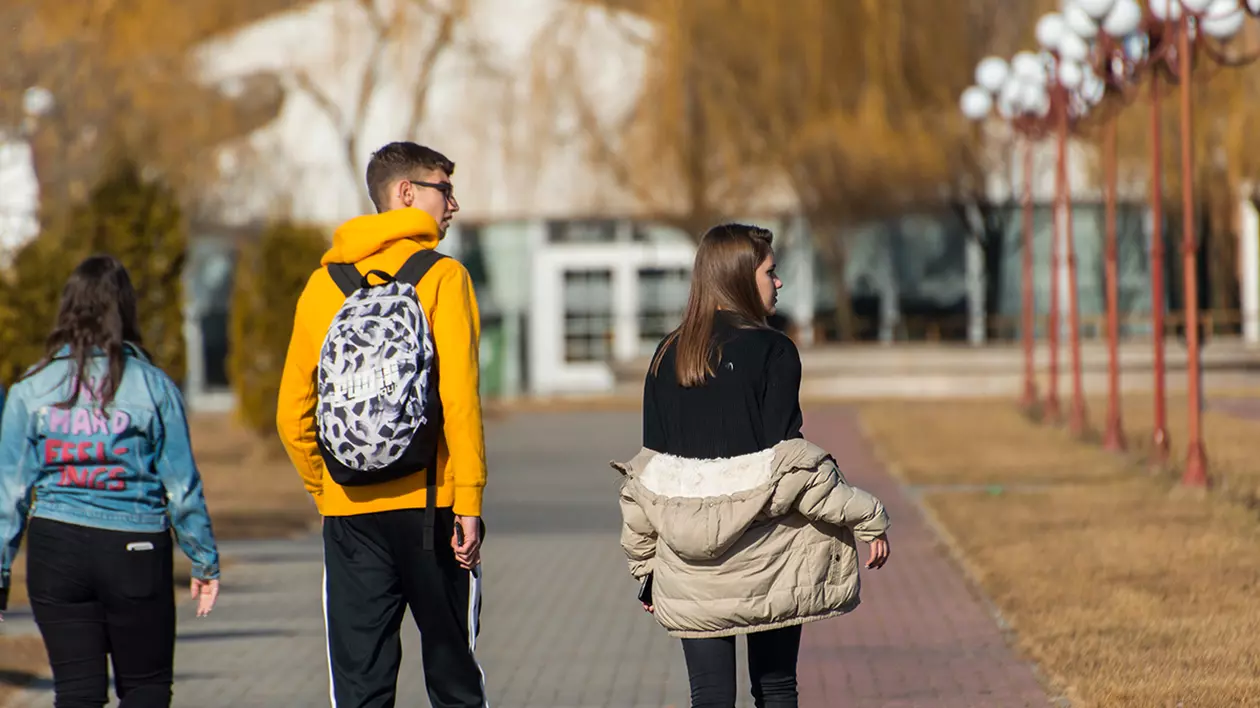 Tinerii, principalii vectori de transmitere ai noilor tulpini de COVID
