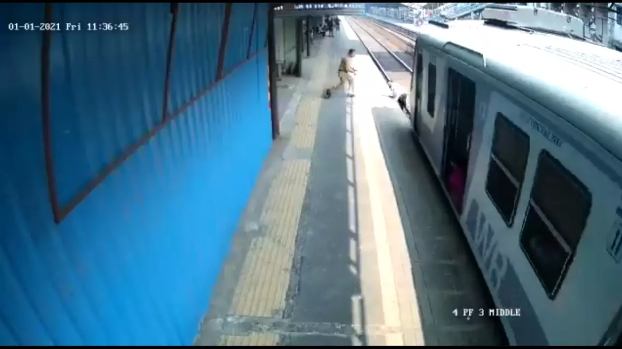 VIDEO | Imagini virale: Un polițist a salvat un om care a fost aproape să fie călcat de tren, în India