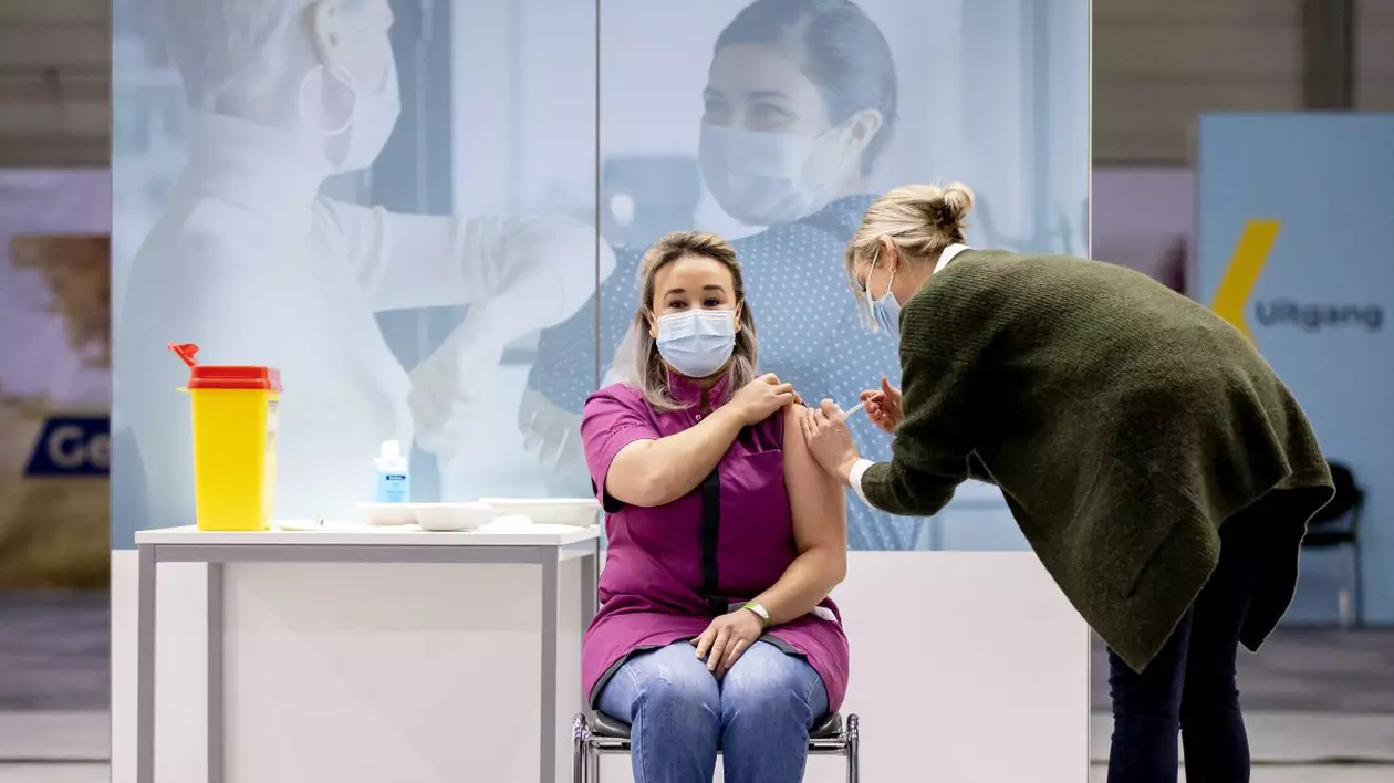 Vaccinul AstraZeneca ar putea fi autorizat în UE doar pentru persoanele sub 65 de ani. Ce impact ar avea decizia asupra campaniilor de imunizare