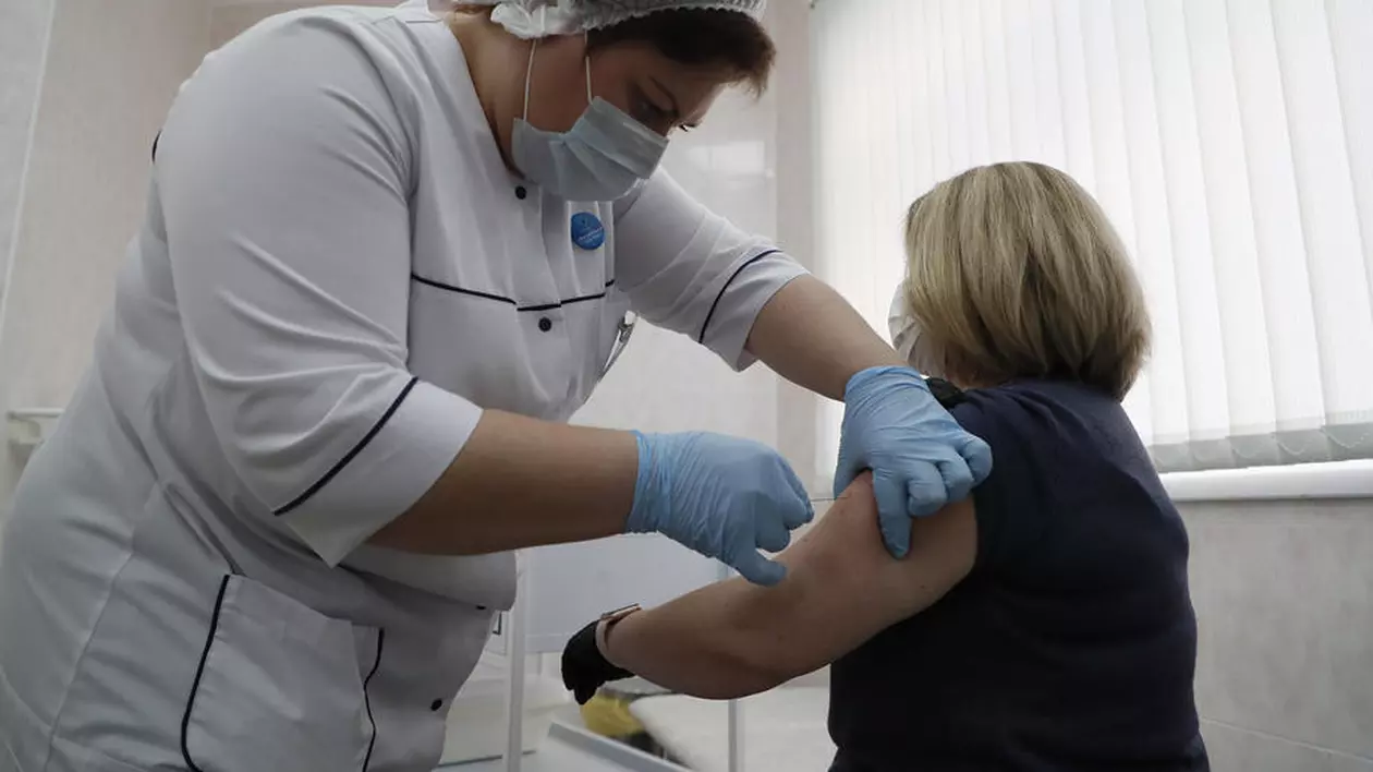 „Medic în sat e unul, posturi TV sunt zece”. 7 medici din rural spun cum se luptă cu dezinformarea și neîncrederea în vaccinul anti-COVID