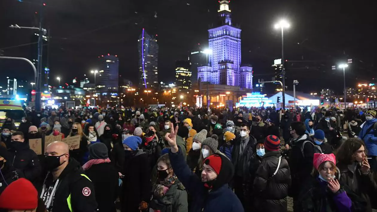 Proteste în Polonia, după anunțul privind intrarea în vigoare a interzicerii avorturilor