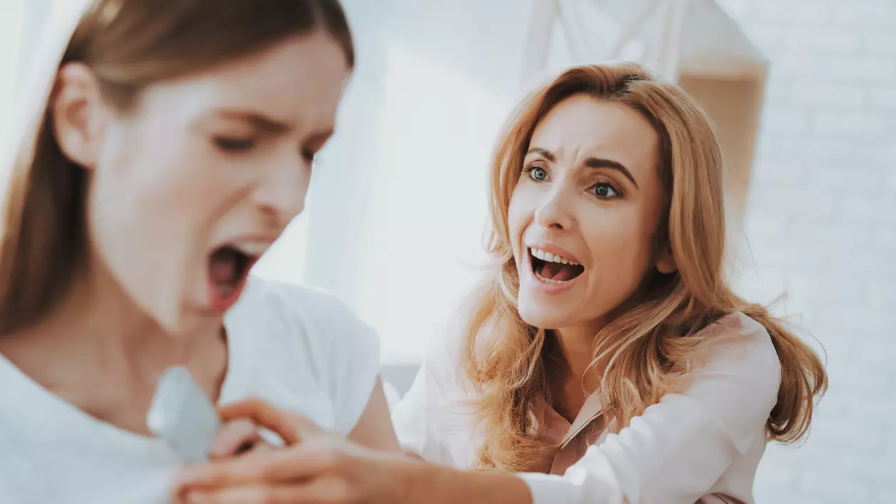 IN A RELATIONSHIP | Ajută-ți copilul să nu devină victima abuzului sau a exploatării sexuale! Ghid pentru discuțiile dintre părinți și copii despre relațiile de dragoste
