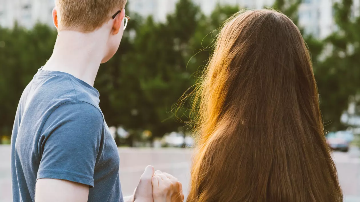 IN A RELATIONSHIP | Dragostea între adolescenți în vreme de pandemie: „De la ne vedeam zilnic la școală la abia ne mai întâlnim o dată pe lună”