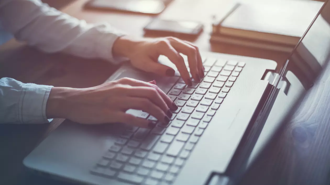 Profesoare umilite în clipuri urcate pe internet de elevi. Ce legi pedepsesc „ura online” și care sunt soluțiile pentru a preveni astfel de comportamente