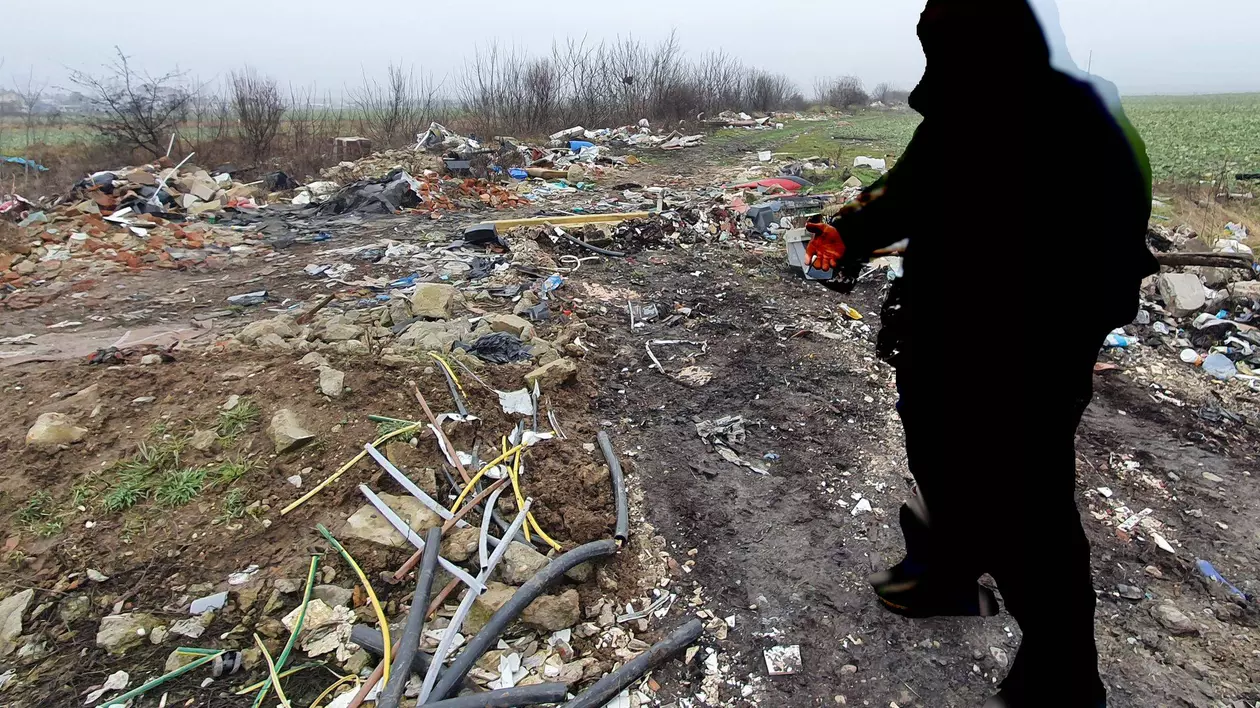 Disperați că deșeurile din Ilfov nu au fost ridicate după control, localnicii apelează la muncitorii de pe câmp. „Ne roagă să luăm numerele mașinilor care aruncă gunoaie”
