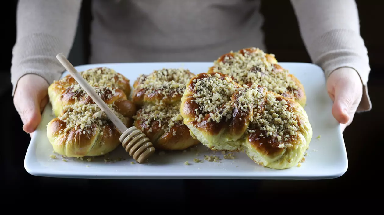 Cum faci mucenici pufoși. Secrete pentru sfințișori moldovenești delicioși