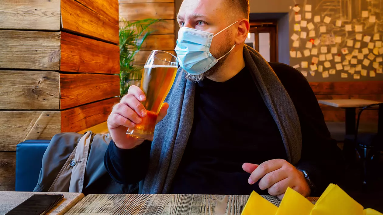 Fără alcool înainte și după vaccinarea anti-COVID, recomandă medicii. Cum poate influența eficiența serului